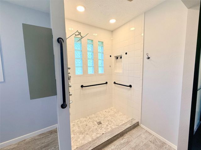 2410 Point Comfort Court, Webster, TX 77598