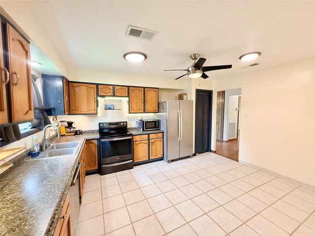 2410 Point Comfort Court, Webster, TX 77598