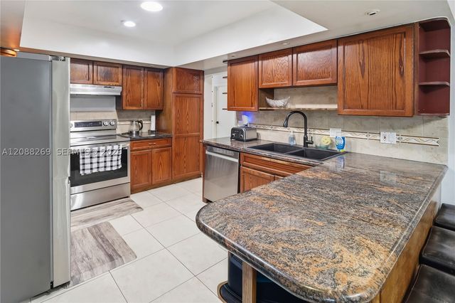 10650 NW 42nd Dr, Coral Springs, FL 33065