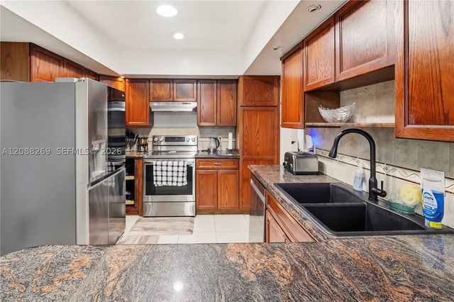 10650 NW 42nd Dr, Coral Springs, FL 33065