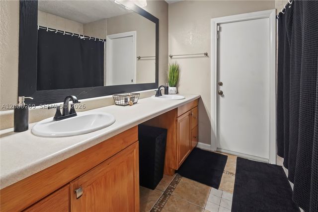 10650 NW 42nd Dr, Coral Springs, FL 33065