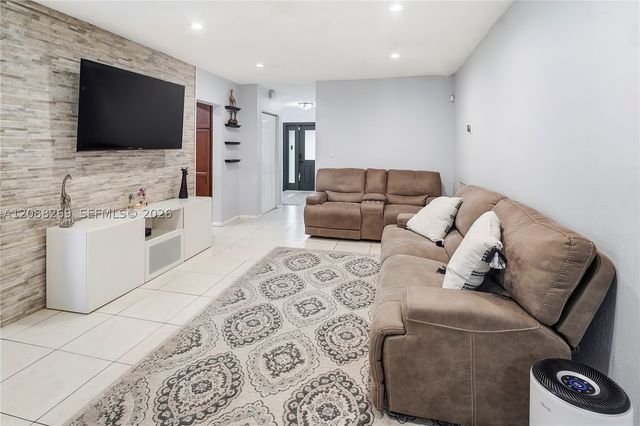10650 NW 42nd Dr, Coral Springs, FL 33065