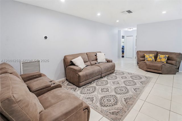 10650 NW 42nd Dr, Coral Springs, FL 33065