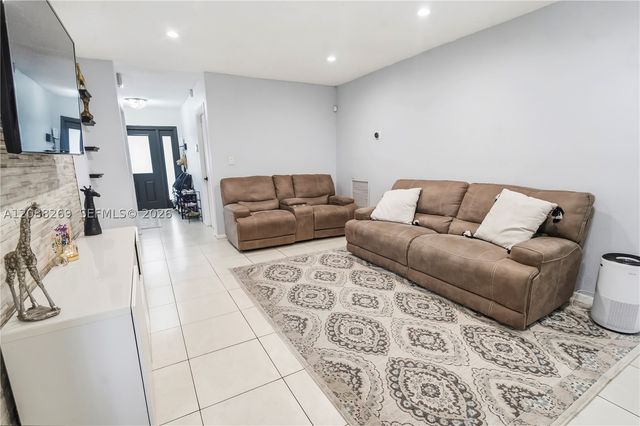10650 NW 42nd Dr, Coral Springs, FL 33065