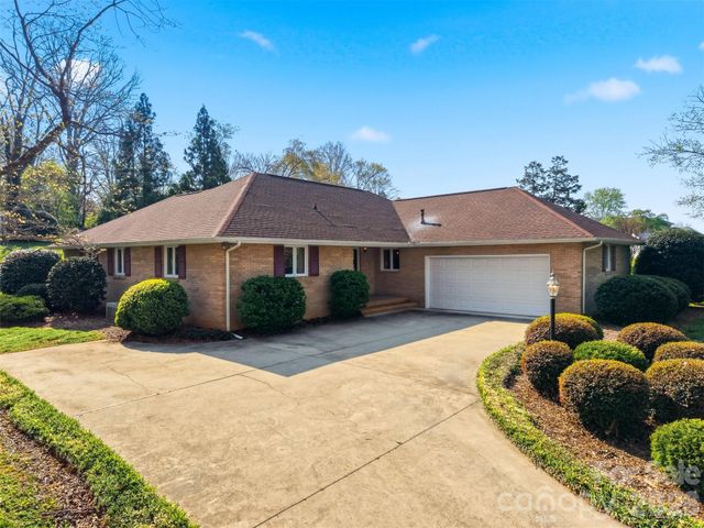 5523 Pine Lake Court, Hickory, NC 28601