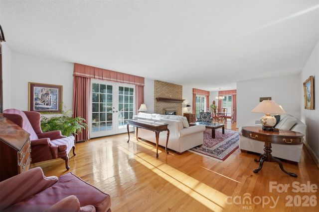 5523 Pine Lake Court, Hickory, NC 28601