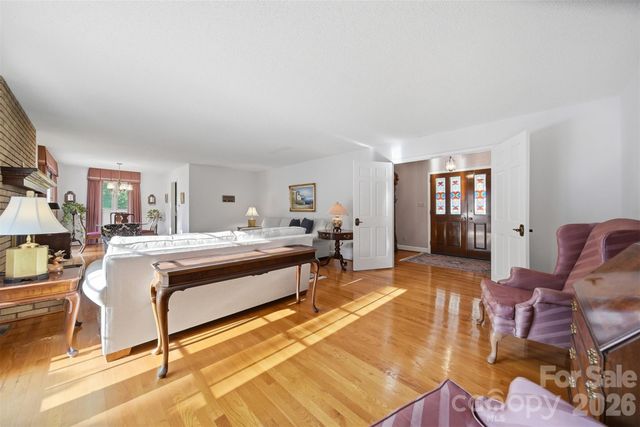 5523 Pine Lake Court, Hickory, NC 28601