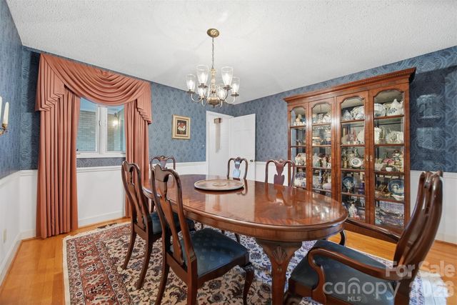 5523 Pine Lake Court, Hickory, NC 28601