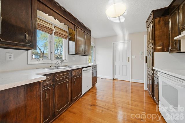 5523 Pine Lake Court, Hickory, NC 28601