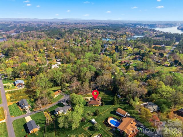 5523 Pine Lake Court, Hickory, NC 28601