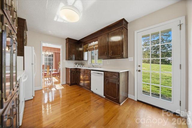 5523 Pine Lake Court, Hickory, NC 28601