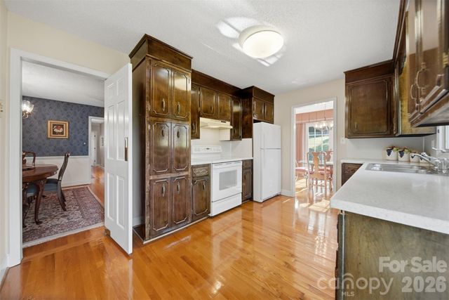 5523 Pine Lake Court, Hickory, NC 28601