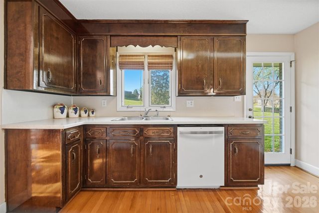 5523 Pine Lake Court, Hickory, NC 28601