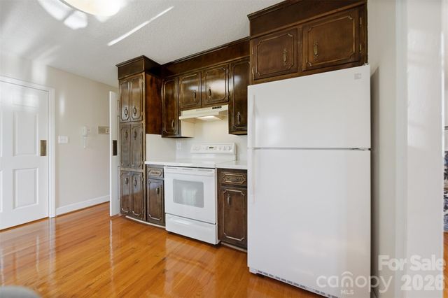 5523 Pine Lake Court, Hickory, NC 28601