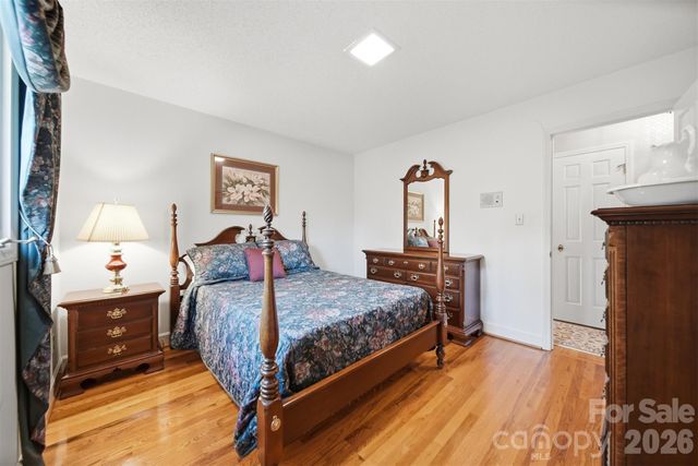 5523 Pine Lake Court, Hickory, NC 28601