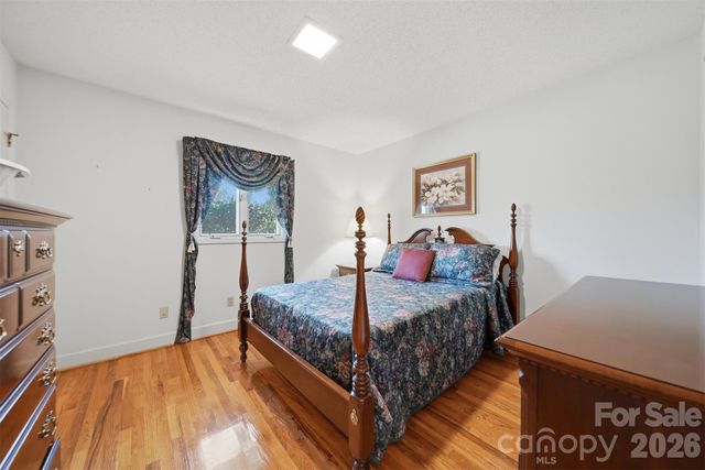 5523 Pine Lake Court, Hickory, NC 28601