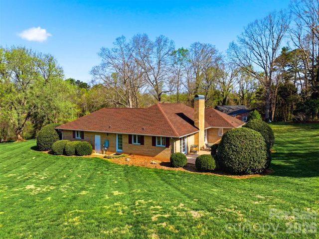 5523 Pine Lake Court, Hickory, NC 28601