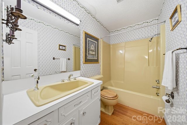 5523 Pine Lake Court, Hickory, NC 28601