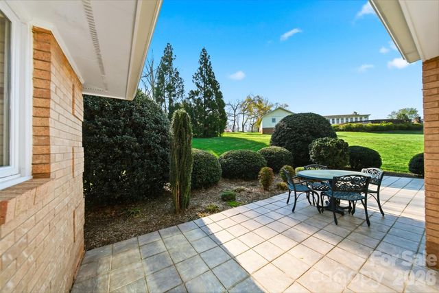 5523 Pine Lake Court, Hickory, NC 28601