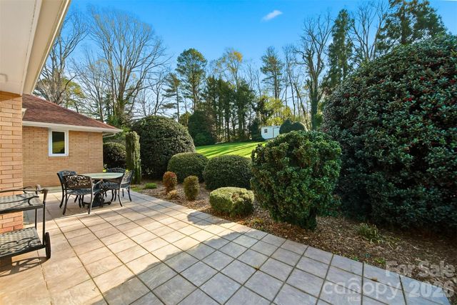 5523 Pine Lake Court, Hickory, NC 28601