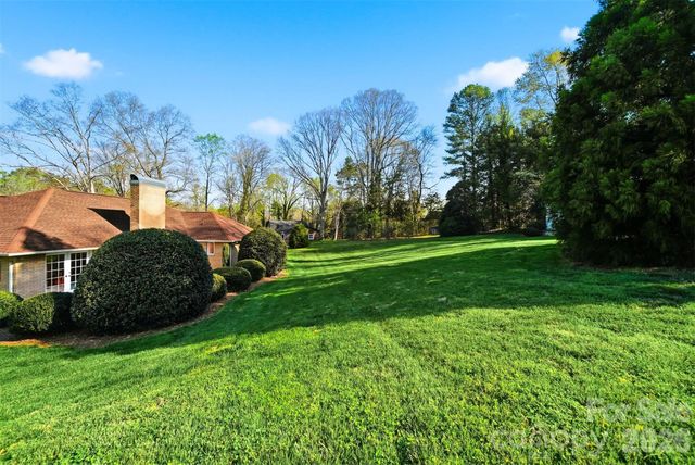 5523 Pine Lake Court, Hickory, NC 28601