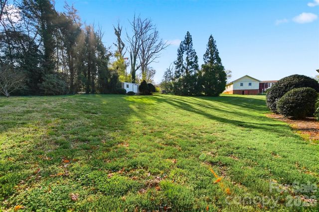 5523 Pine Lake Court, Hickory, NC 28601