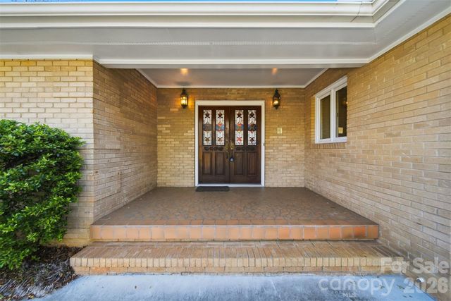 5523 Pine Lake Court, Hickory, NC 28601