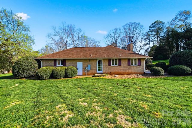 5523 Pine Lake Court, Hickory, NC 28601