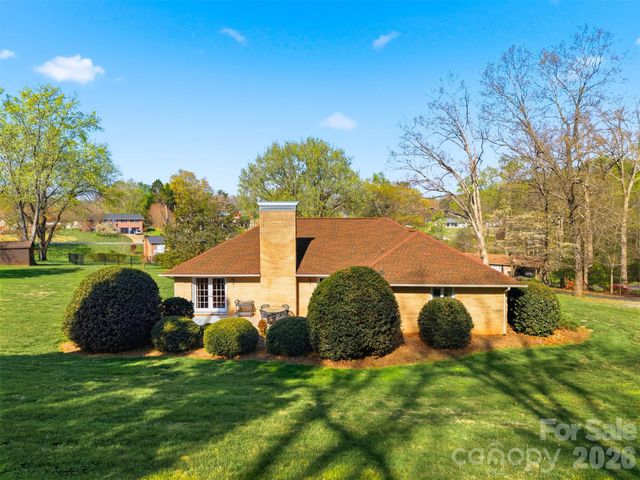 5523 Pine Lake Court, Hickory, NC 28601