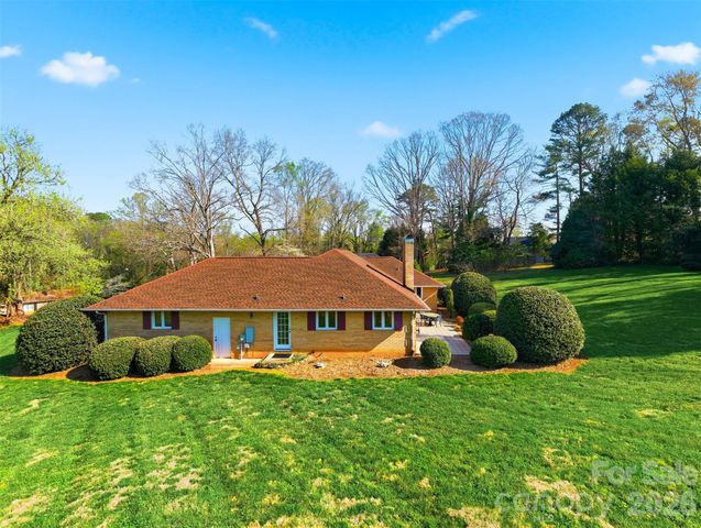 5523 Pine Lake Court, Hickory, NC 28601