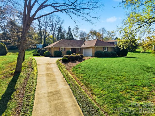 5523 Pine Lake Court, Hickory, NC 28601