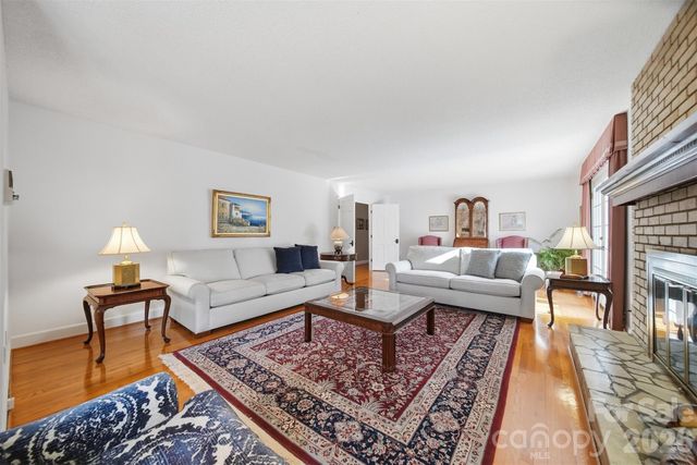 5523 Pine Lake Court, Hickory, NC 28601