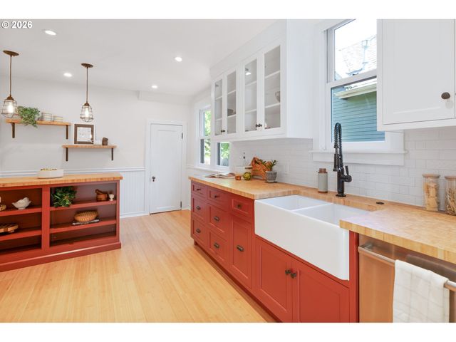 1566 Se LINN St, Portland, OR 97202