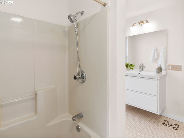 1566 Se LINN St, Portland, OR 97202