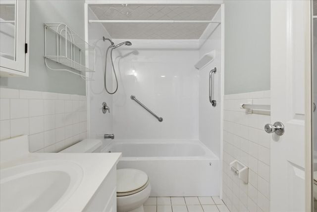 360 Neponset Street 702, Canton, MA 02021