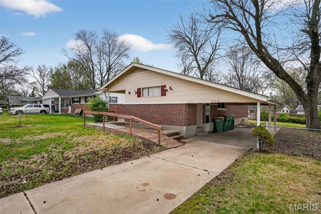 2240 Kerwin Drive, St Louis, MO 63136