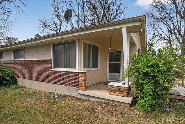 2240 Kerwin Drive, St Louis, MO 63136