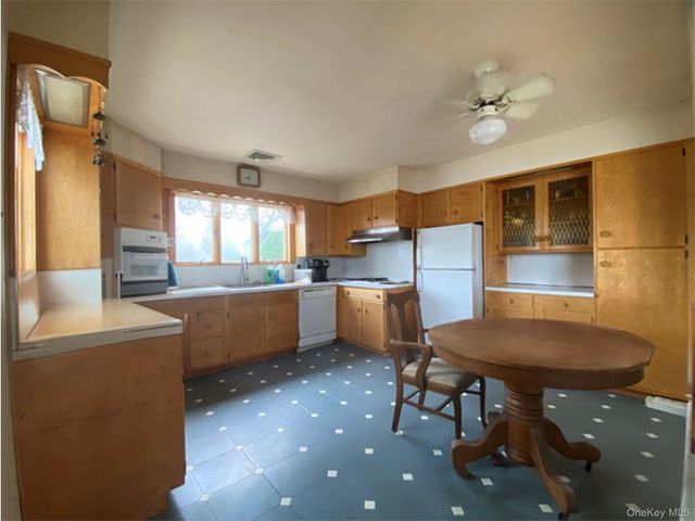 100 Sound Drive, Greenport, NY 11944