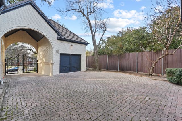 17632 Harbord Oaks Circle, Dallas, TX 75252