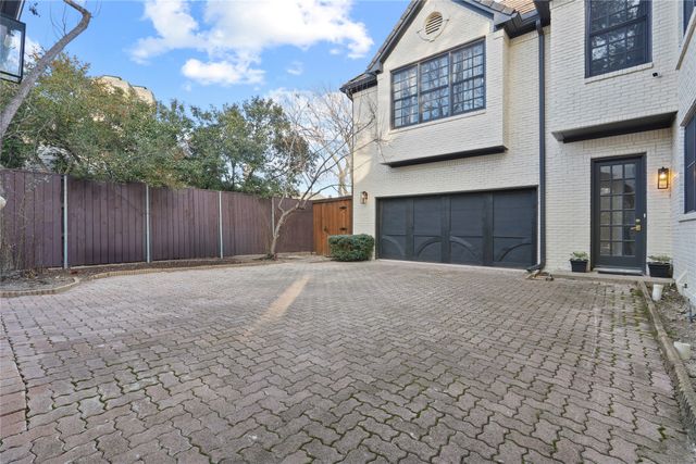 17632 Harbord Oaks Circle, Dallas, TX 75252