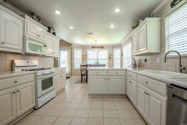 37 Emerald Drive, Maumelle, AR 72113