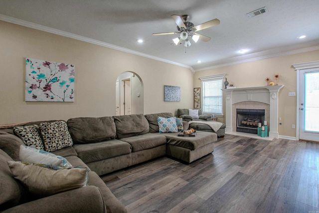 37 Emerald Drive, Maumelle, AR 72113