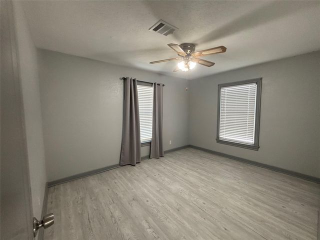 301 19th Avenue N, Texas City, TX 77590