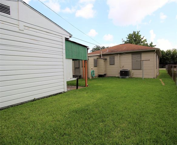 301 19th Avenue N, Texas City, TX 77590