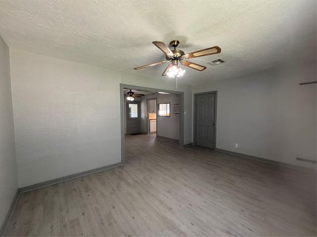 301 19th Avenue N, Texas City, TX 77590