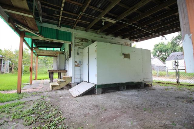 301 19th Avenue N, Texas City, TX 77590