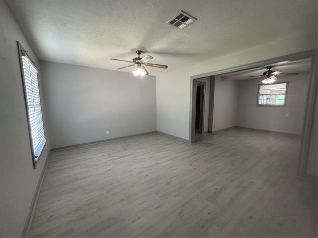 301 19th Avenue N, Texas City, TX 77590