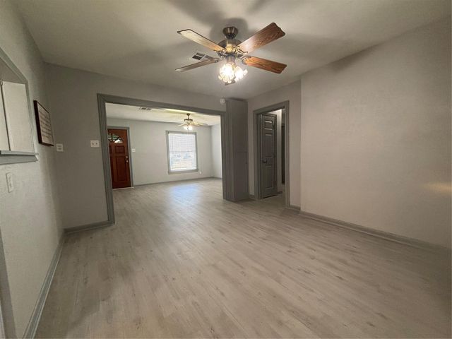 301 19th Avenue N, Texas City, TX 77590