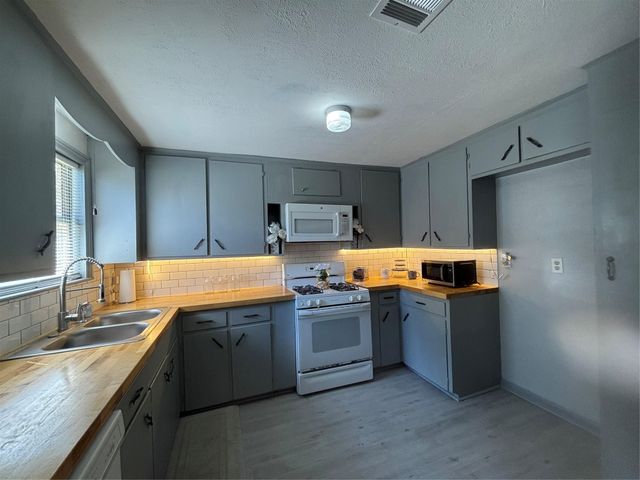 301 19th Avenue N, Texas City, TX 77590