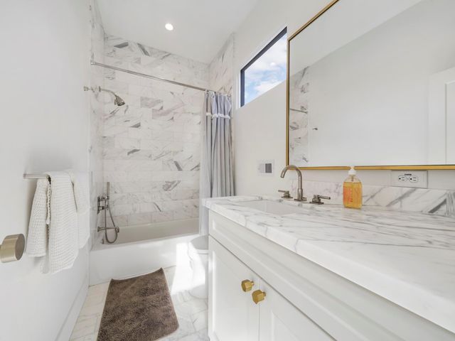 2240 Wroxton Road, Houston, TX 77005